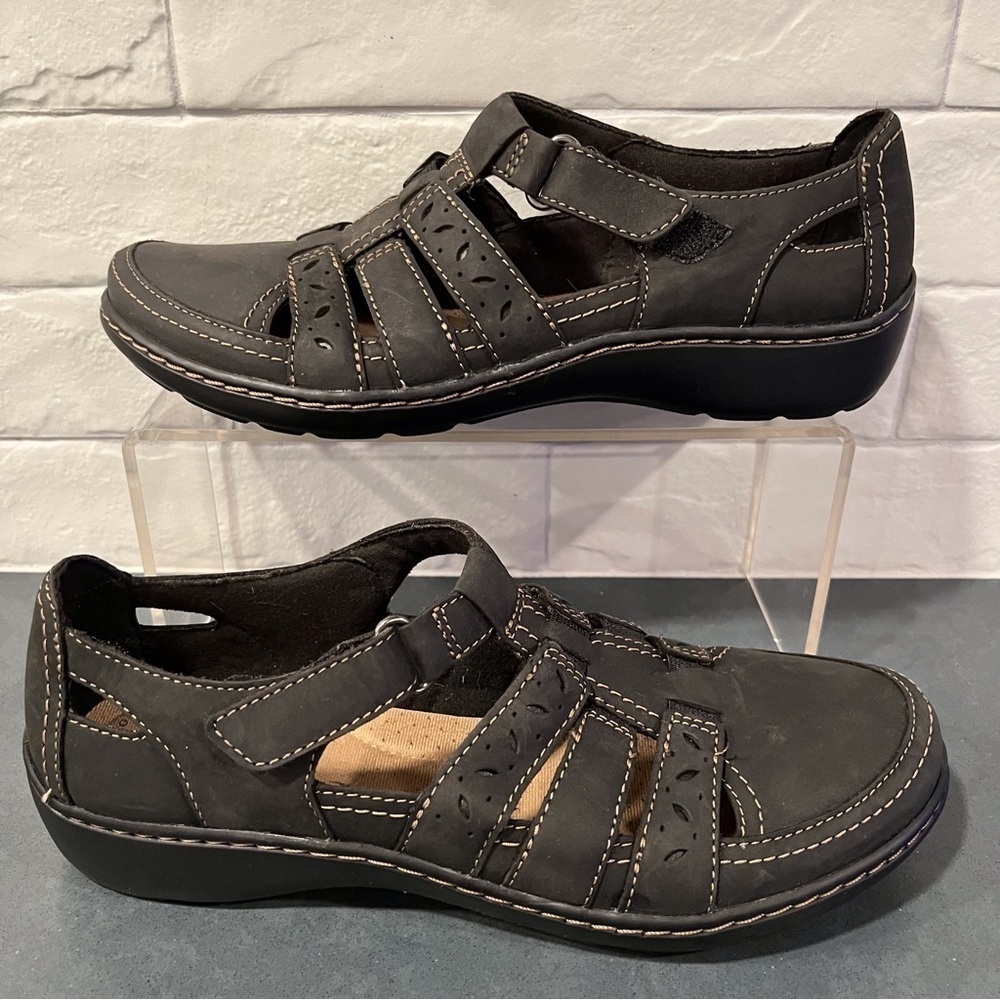 Clarks sz 6.5 Cora River black leather strappy sandals